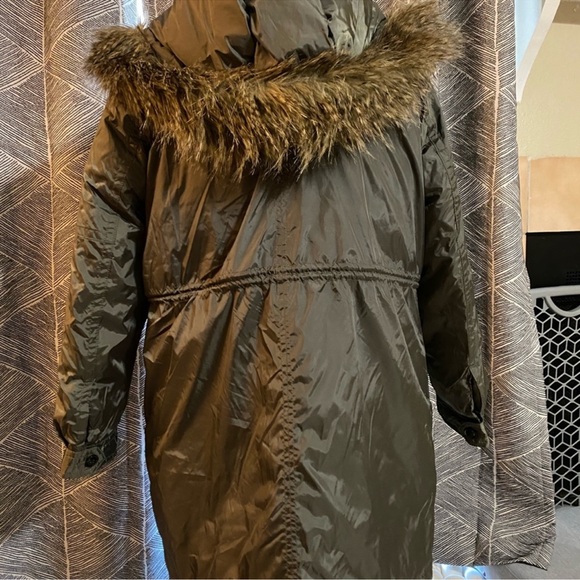 Banana Republic Puffer Coat, with faux fur hood. 3M insulation - Picture 3 of 3